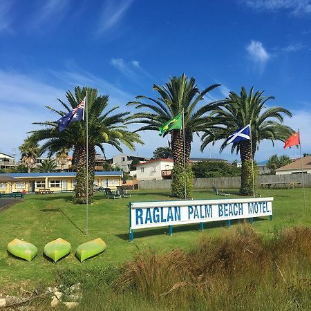 Raglan Palm Beach Motel ภายนอก รูปภาพ