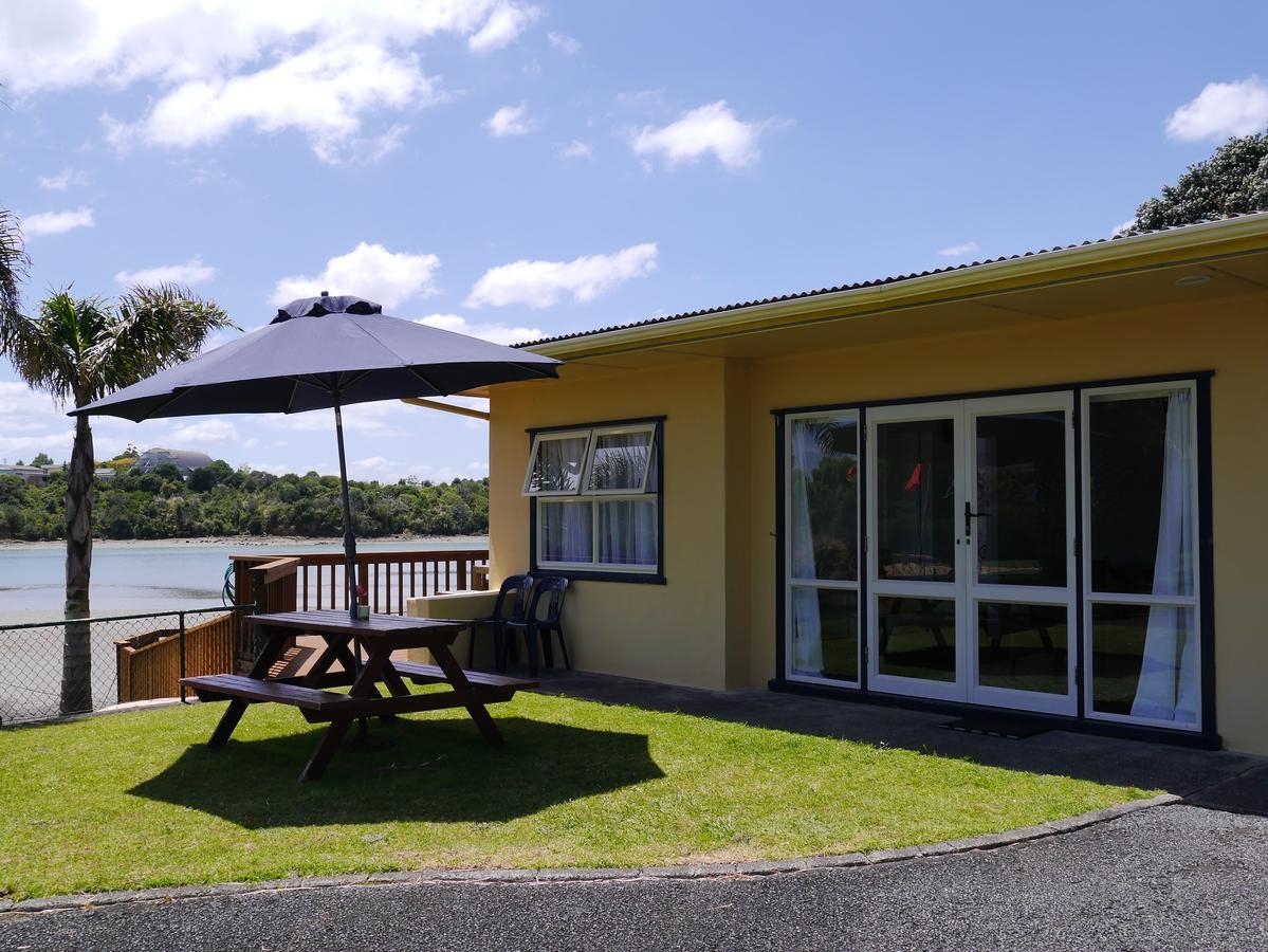 Raglan Palm Beach Motel ภายนอก รูปภาพ