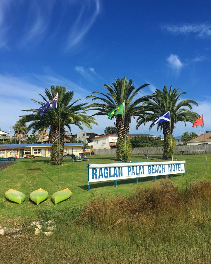 Raglan Palm Beach Motel ภายนอก รูปภาพ