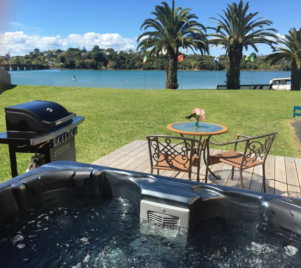 Raglan Palm Beach Motel ภายนอก รูปภาพ
