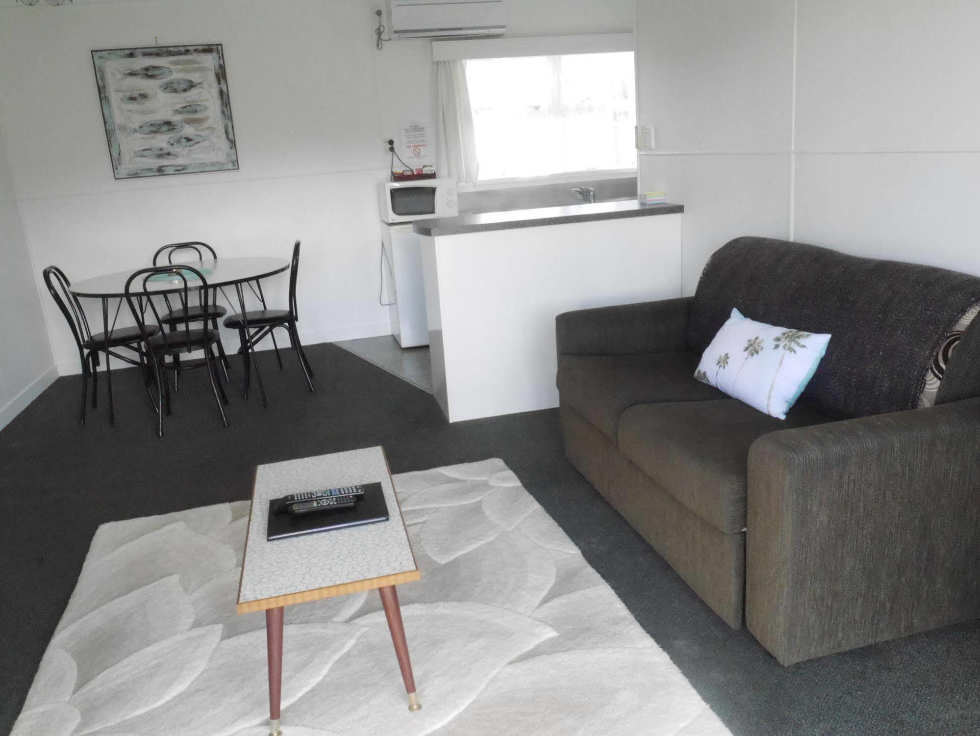Raglan Palm Beach Motel ภายนอก รูปภาพ
