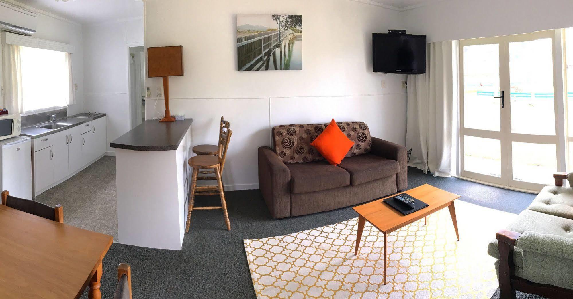 Raglan Palm Beach Motel ภายนอก รูปภาพ