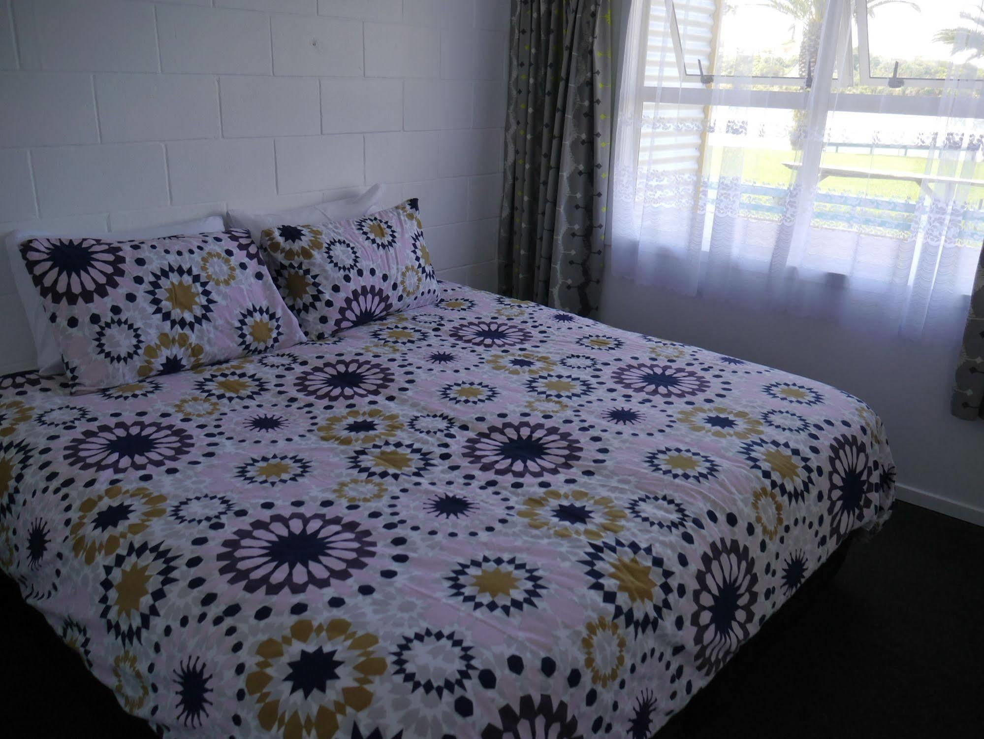 Raglan Palm Beach Motel ภายนอก รูปภาพ