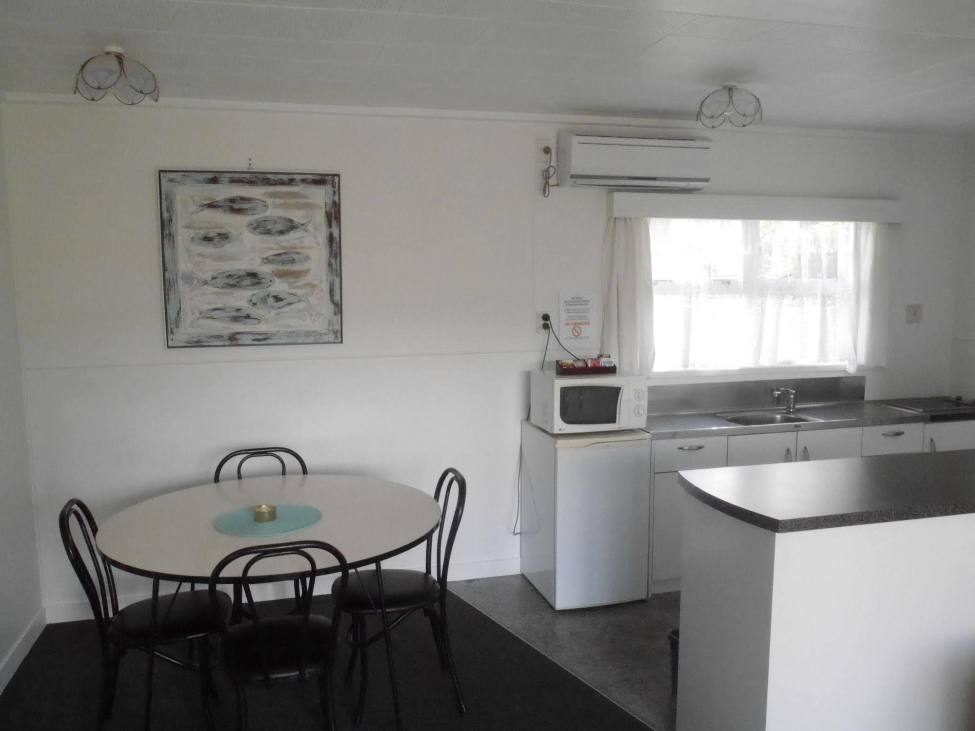 Raglan Palm Beach Motel ภายนอก รูปภาพ