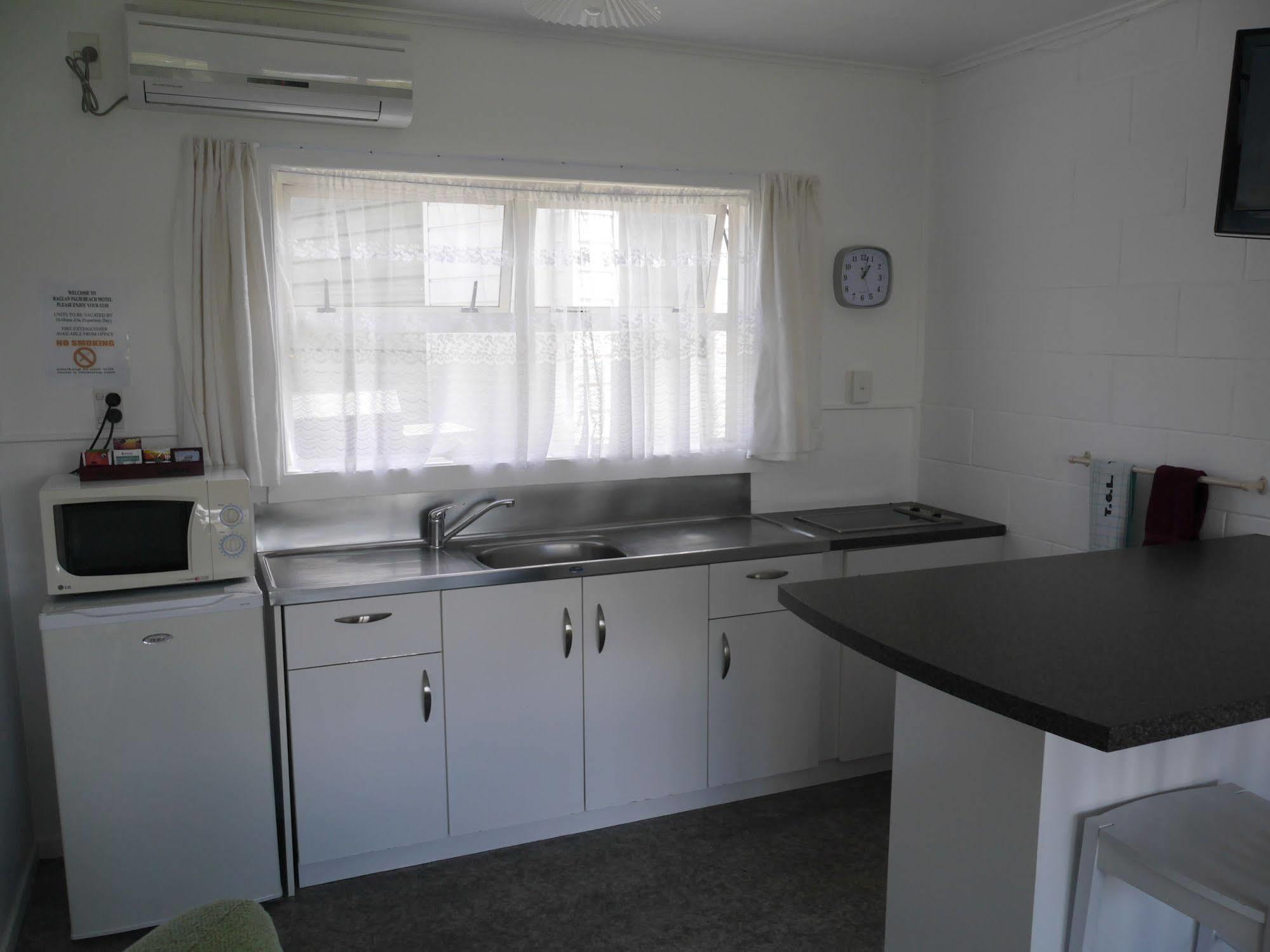 Raglan Palm Beach Motel ภายนอก รูปภาพ